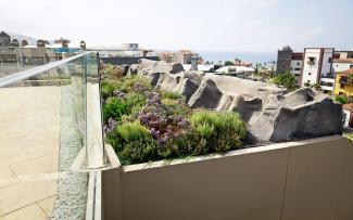 Even small areas stand out thanks to the diversity of species. © ZinCo GmbH / Impermeabilizaciones Machado, S.L.U. Green roof and roof terrace